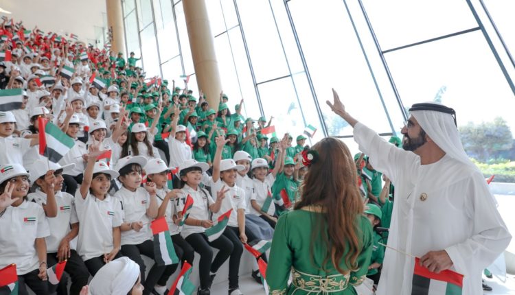 محمد بن راشد يرفع علم الإمارات في دار الاتحاد