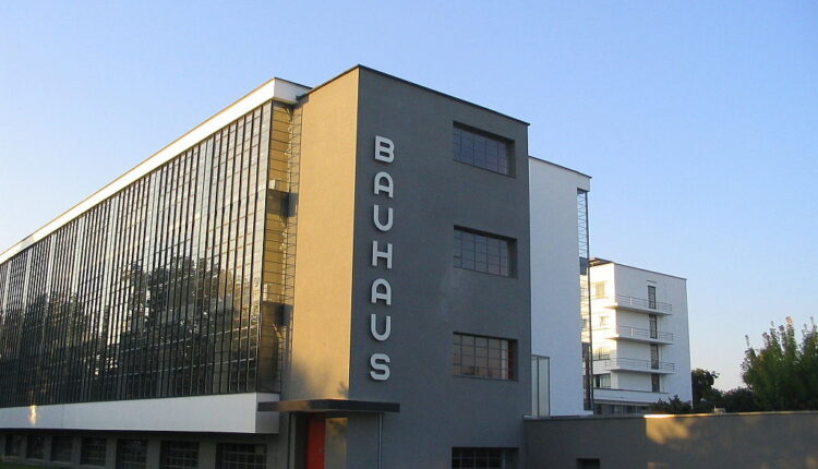 1024px-Bauhaus-Dessau_main_building